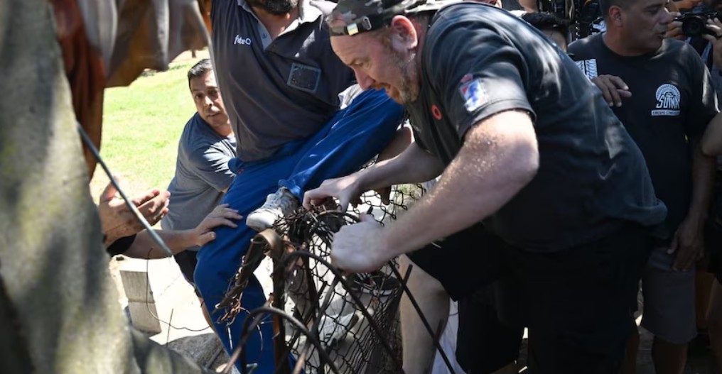 Cierre de FATE: un grupo de trabajadores cruzó el alambrado de la fábrica y escala la tensión