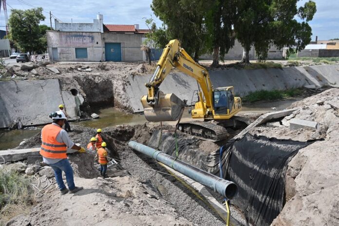 Avanzan los trabajos en los puentes de Don Bosco y Pampa Central sobre el canal Maldonado