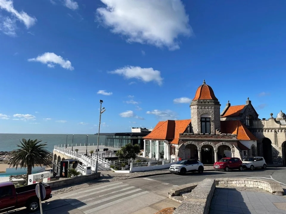 Fin de semana largo con movimiento moderado y perfil austero