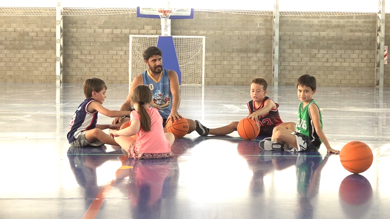 Convocan a chicos a sumarse al básquet en el Club Barrio Hospital