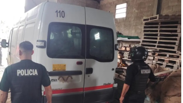 Recuperaron una combi que había sido robada y ya la estaban desarmando