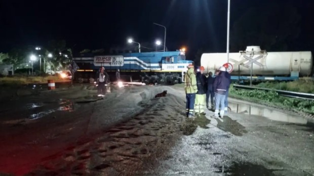 Fuerte choque entre un camión y un tren de carga en la zona de El Saladero