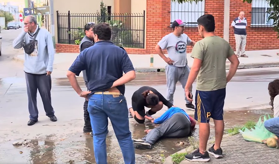 Un río de desechos cloacales provoca graves caídas y accidentes en Bella Vista