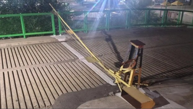 Dos personas dañaron la barrera de la rampa del mercado municipal y quedaron detenidos