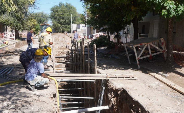 ABSA avanza la reposición de un colector cloacal