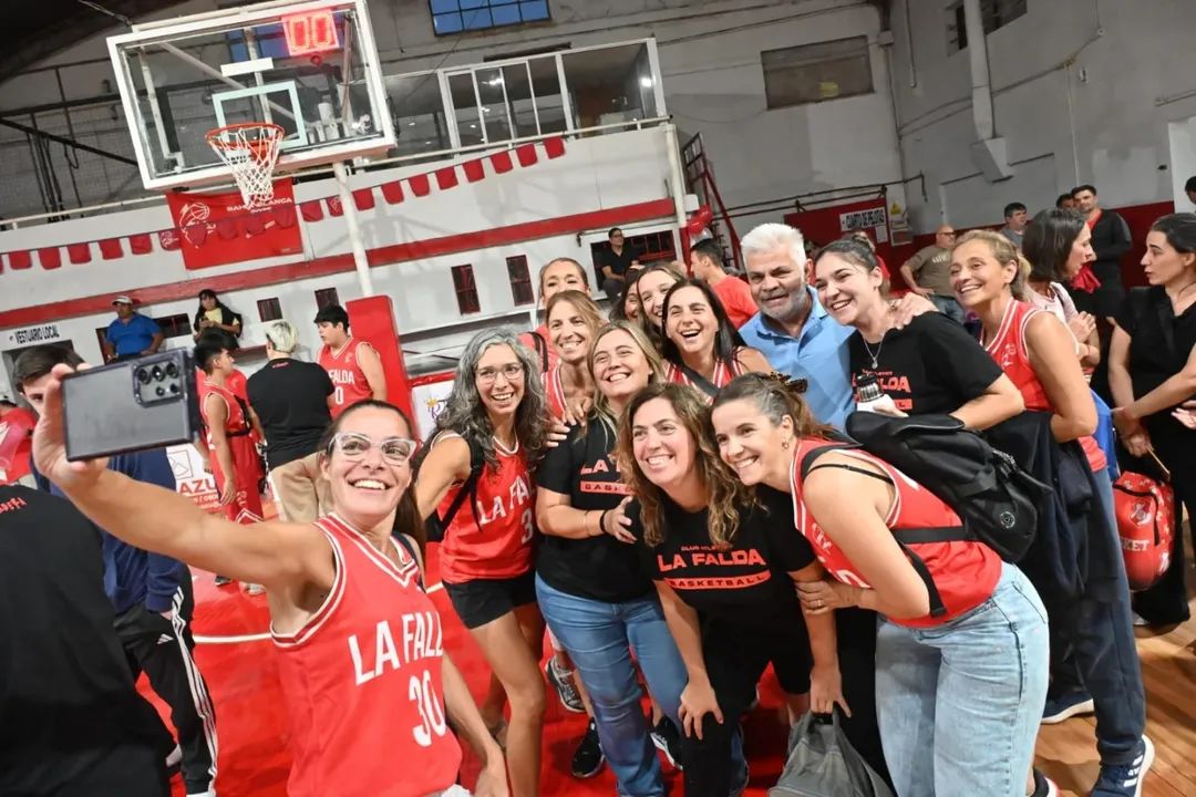 La Falda volvió a tener su cancha de básquet tras los daños de la inundación