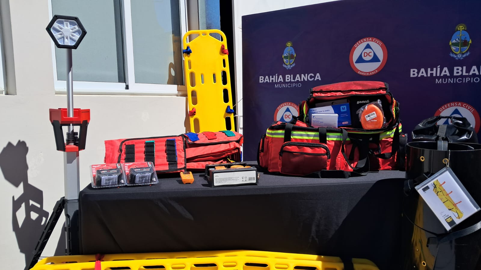 La Cooperativa Obrera entregó equipamiento a Defensa Civil con lo recaudado en la Colecta “Solidarios por Bahía”