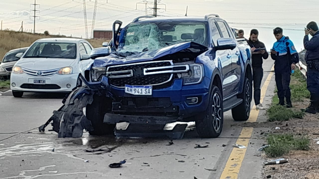 Por esquivar un bache, un camionero impactó a una camioneta
