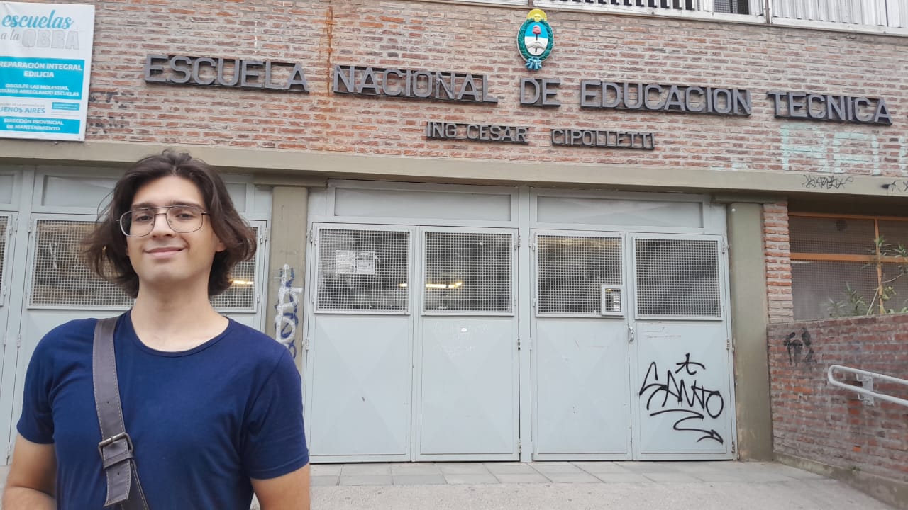 Un joven estudiante que busca ser astronauta necesita ayuda para poder sostener su carrera en Estados Unidos
