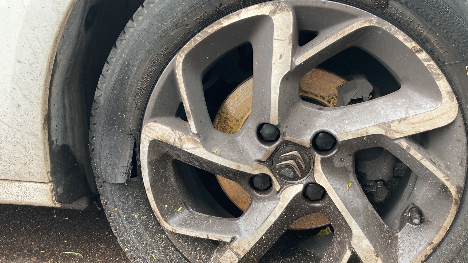 Rompió dos neumáticos tras caer en un bache en Ruta 3