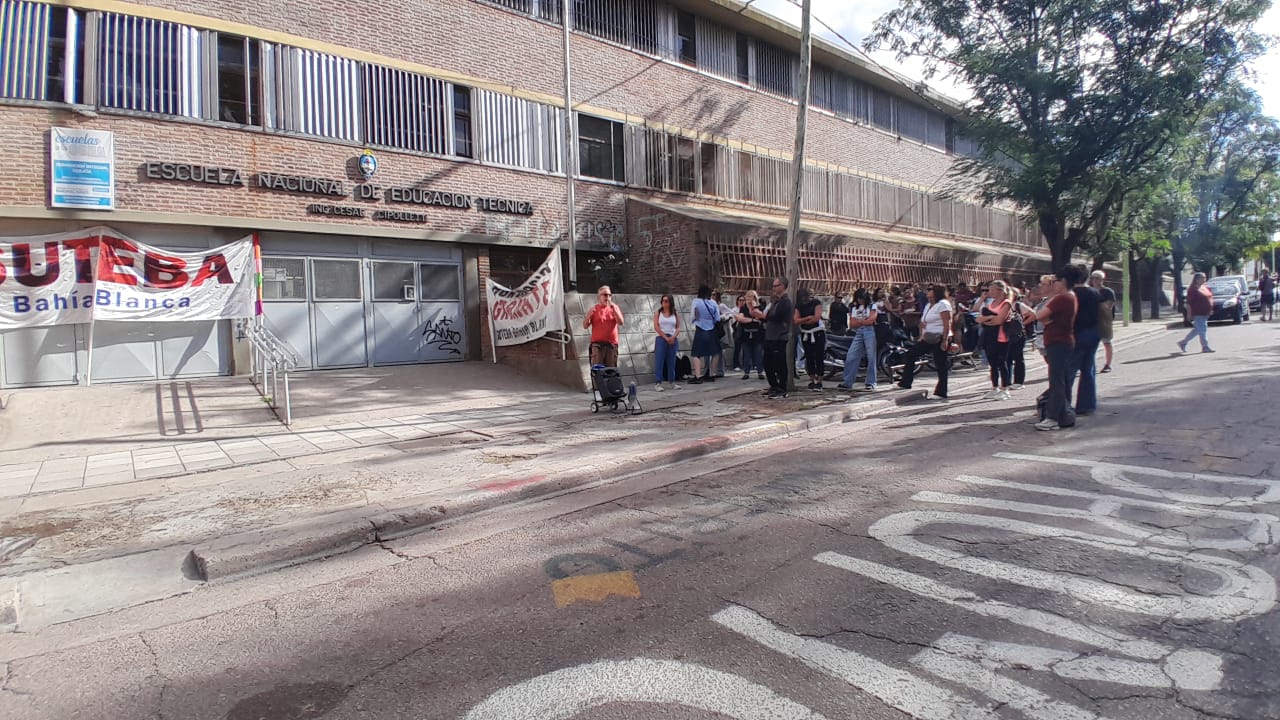 Alumnos, padres y docentes hicieron un abrazo simbólico en la Escuela Técnica N° 2