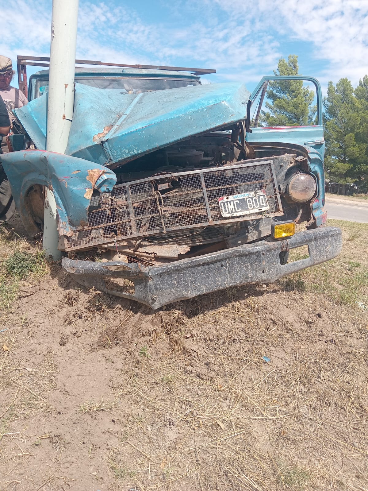 Destrozó su camioneta en un choque y pide ayuda para poder seguir adelante