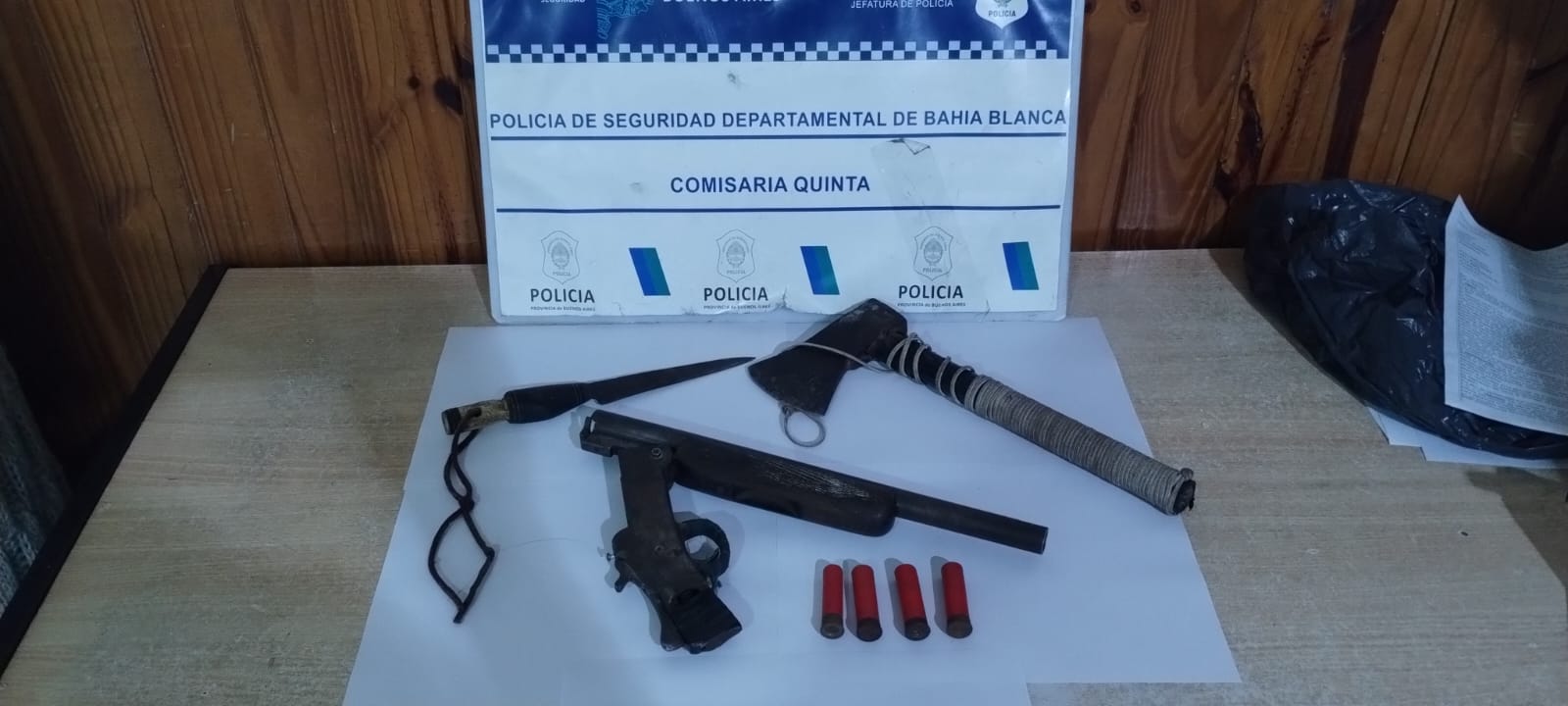 Aprehenden a un hombre tras amenazar a una joven con armas blanca y de fuego