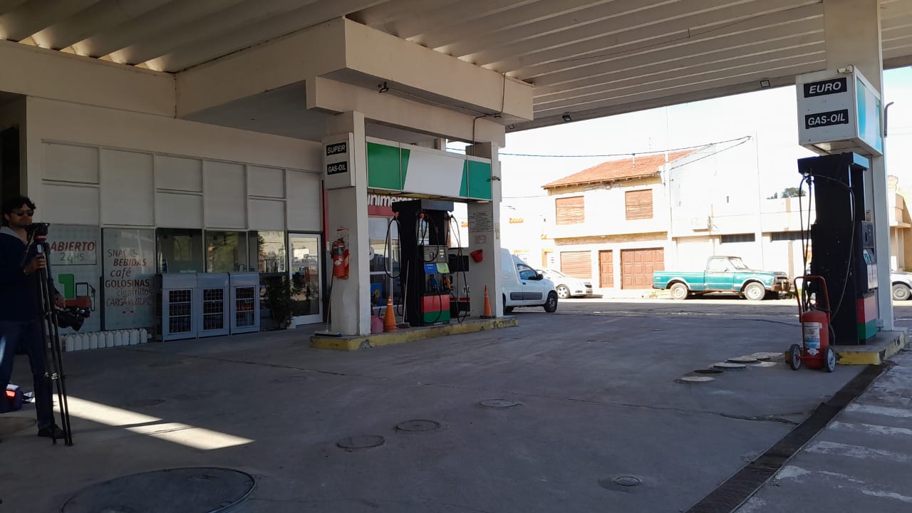 Un delincuente forcejeó con un playero para robarle y le apuntó con un arma