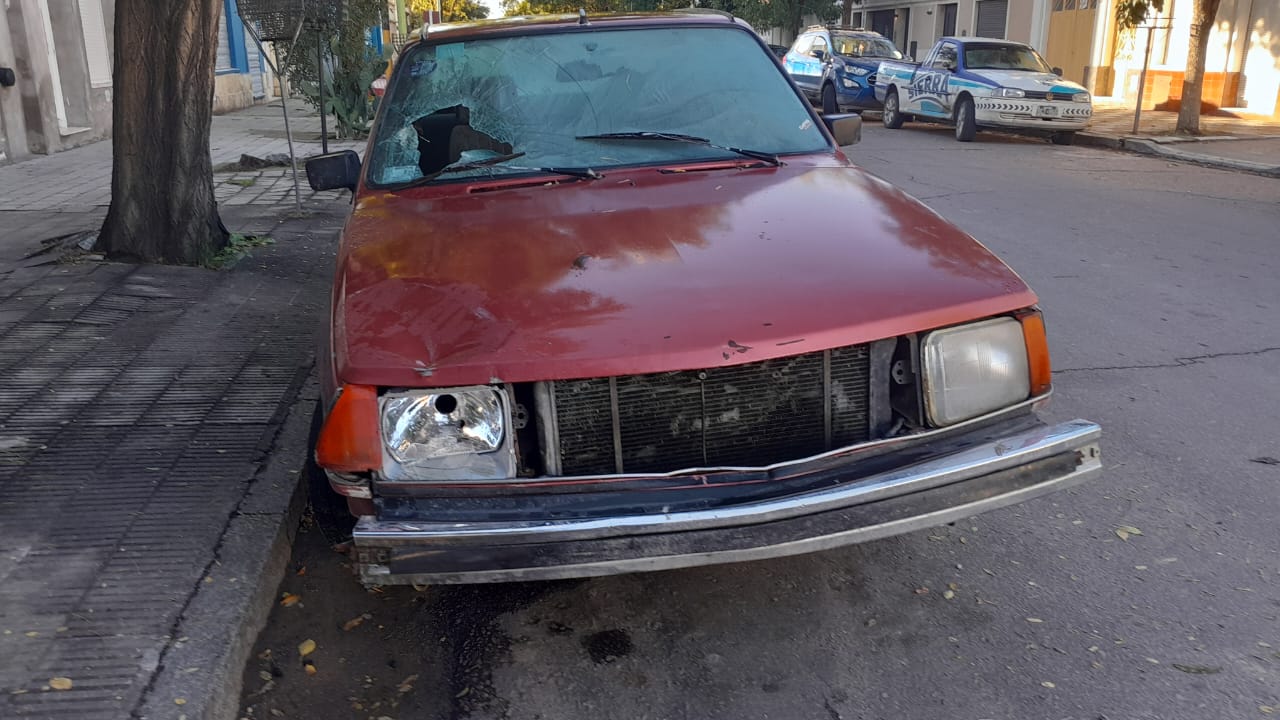 Se logró identificar al conductor del auto que impactó a una mujer y sus dos hijos