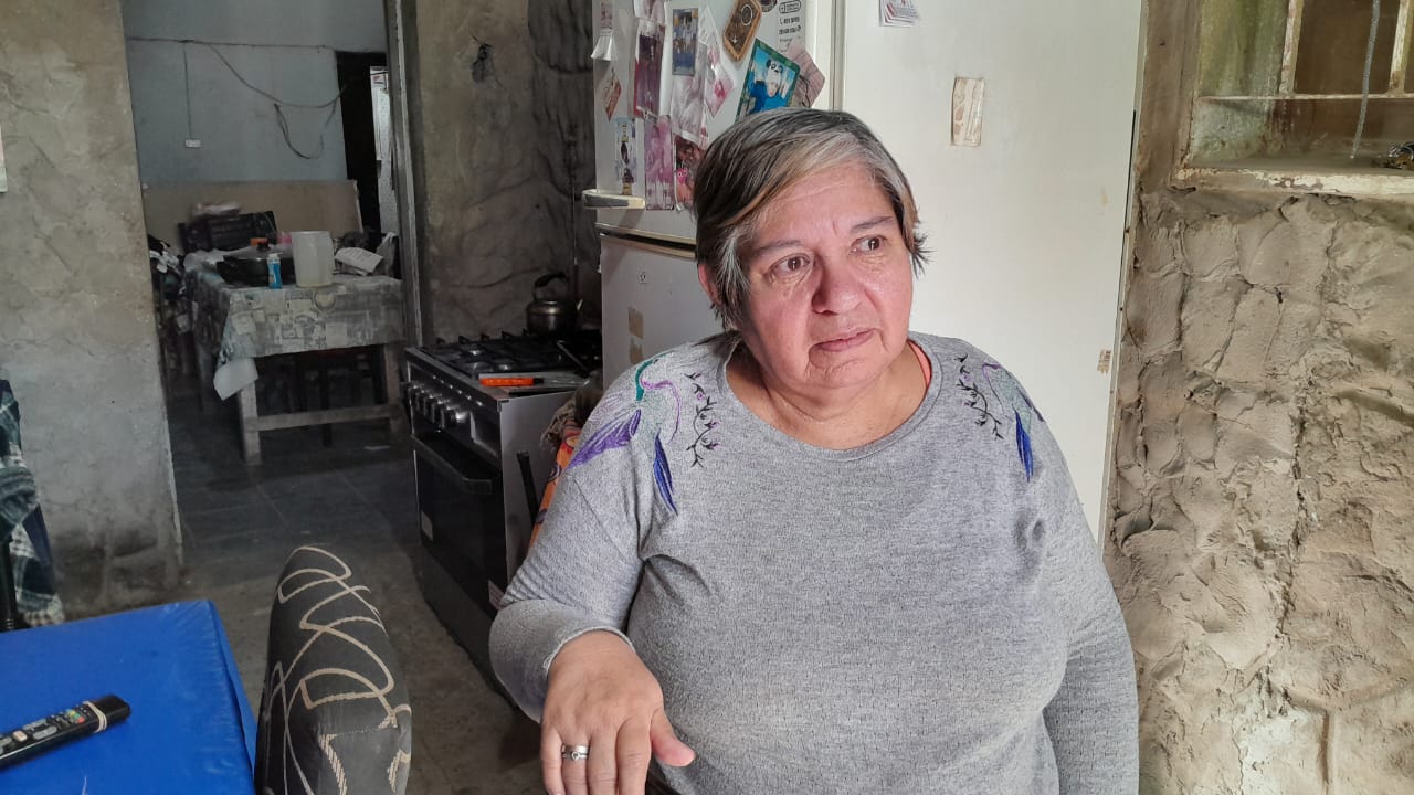 Secuelas de la inundación: Una mujer pide ayuda para reconstruir el techo de su casa