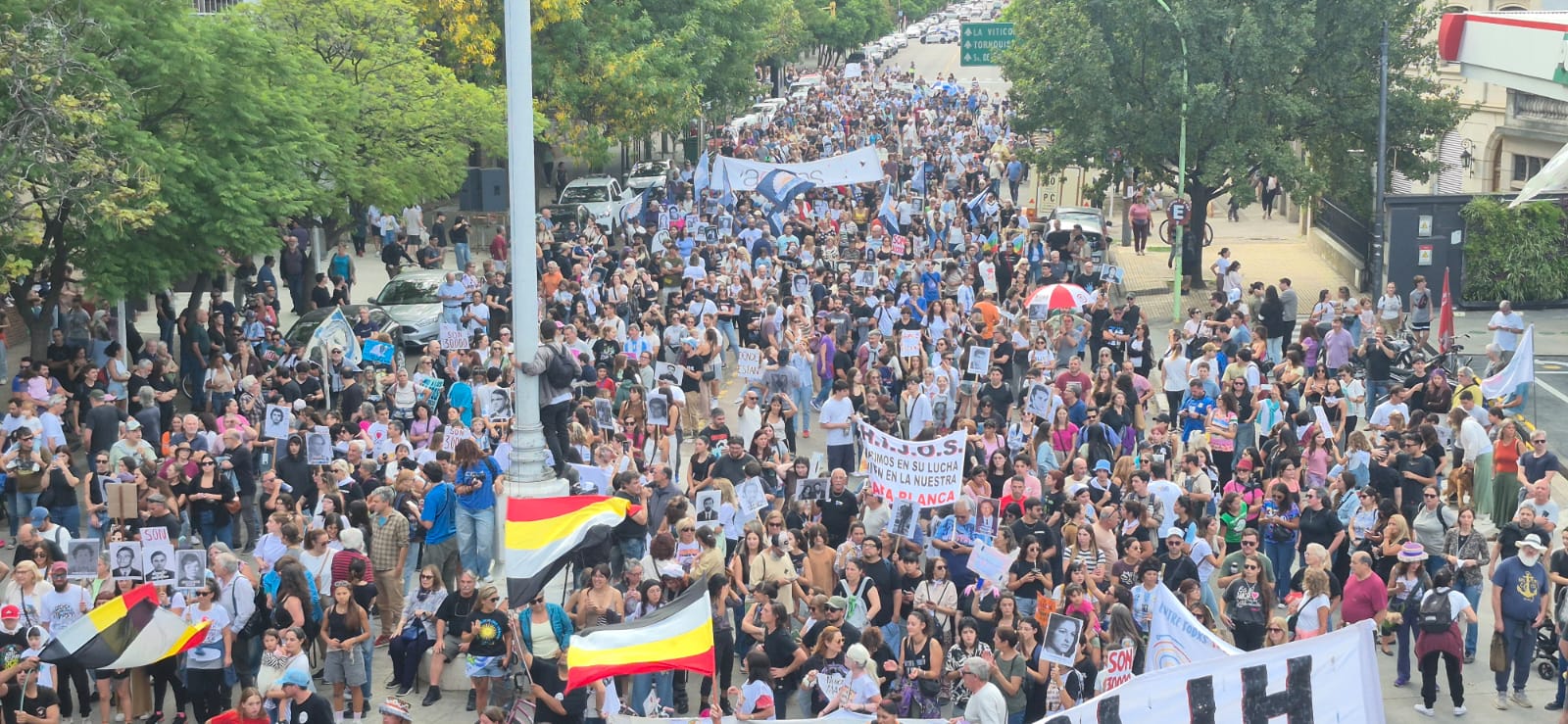 Multitud en la marcha por la memoria hacia el Teatro Municipal