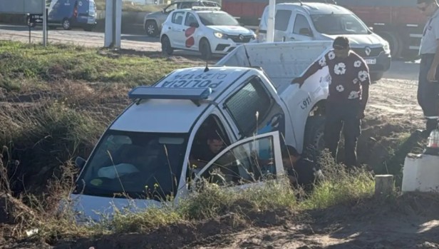 Un patrullero cayó en una zanja cerca del acceso a Bahía