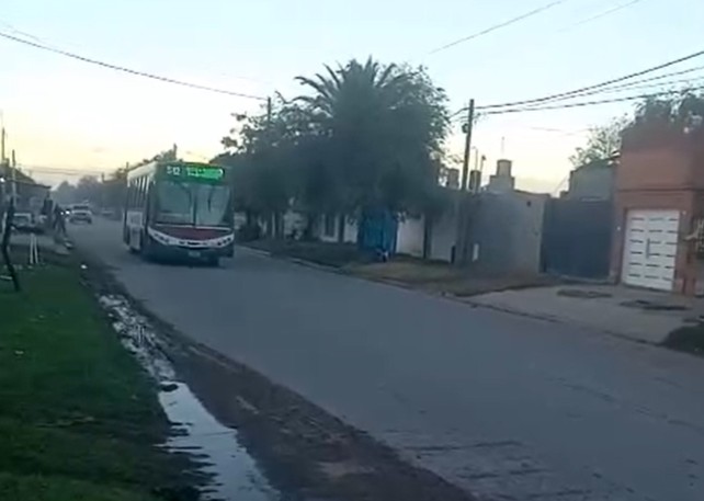 Servicio saturado y gente que hace filas esperando el colectivo