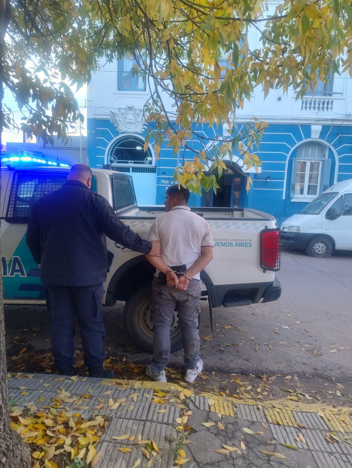 Se negó a pagar un taxi, estaba ebrio y terminó aprehendido