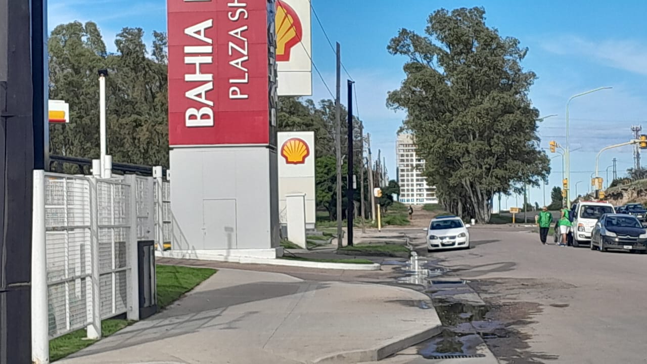 Conflicto entre comerciantes y sindicato por la atención en el shopping en viernes santo
