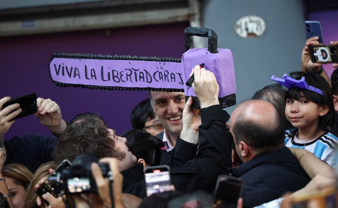 El nuevo objetivo de la motosierra de Milei: los ministros deberán ajustar el 2% de su presupuesto