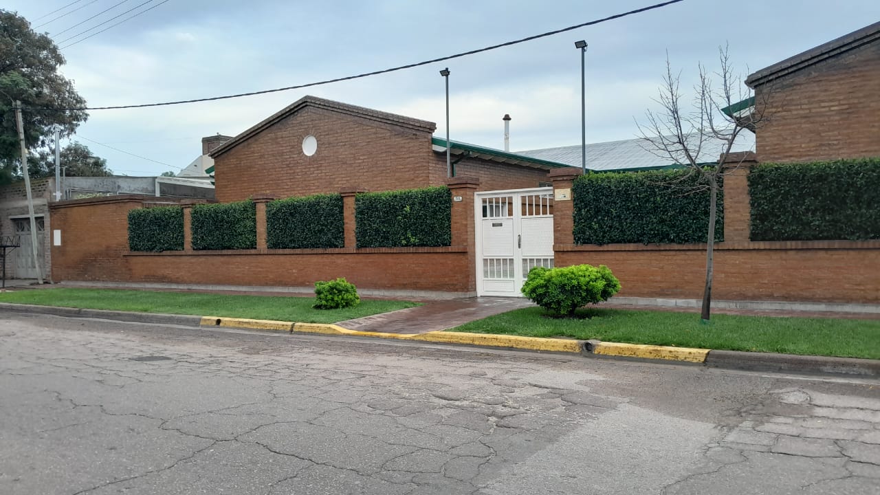 Dos personas encapuchadas robaron dinero de un geriátrico en el barrio San Cayetano