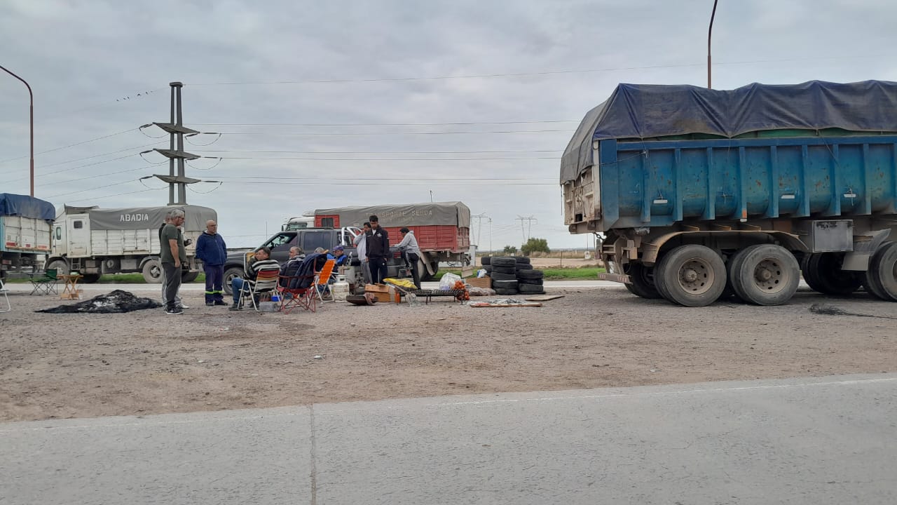 Camioneros autoconvocados siguen reclamando en el acceso a White por el aumento del combustible