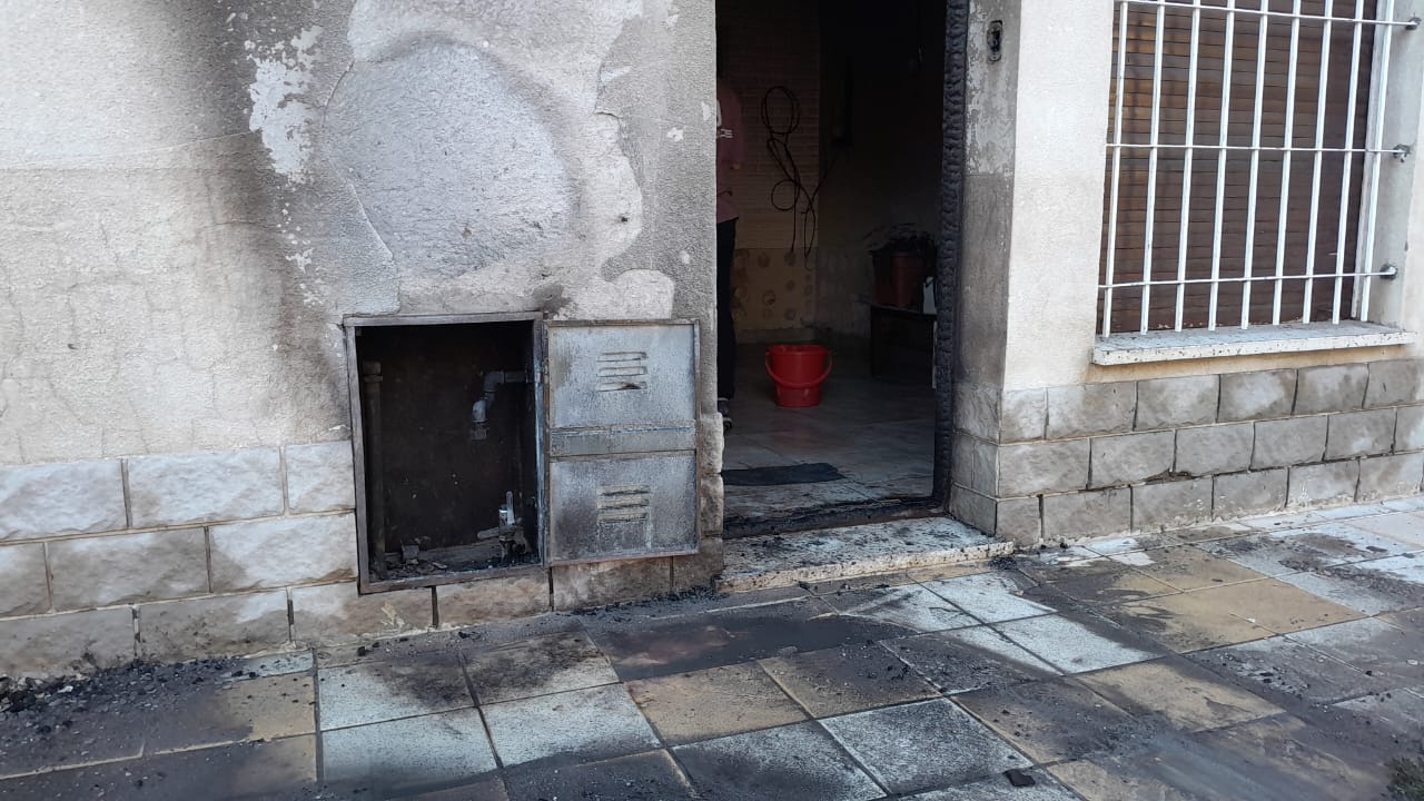 Un incendio en un medidor de gas terminó con dos personas atendidas por inahalación de humo