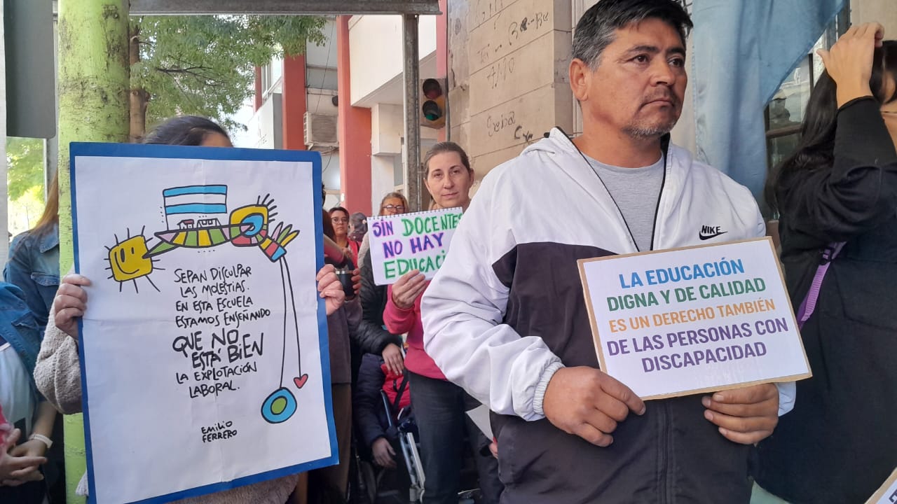 Docentes y familias de escuelas especiales reclaman que se cubran los cargos necesarios