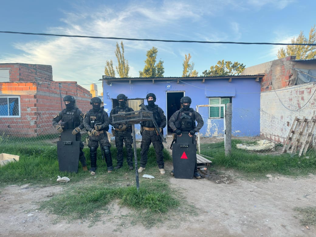 Dos allanamientos permitieron recuperar una moto robada y desbaratar un búnker