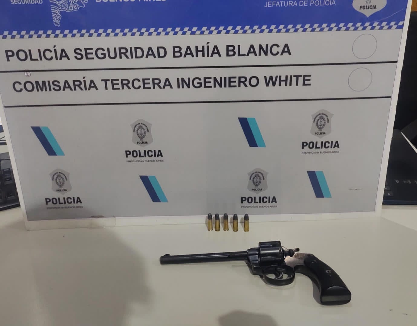 Aprehenden a un hombre por amenazar con un arma de fuego a menores en una plaza