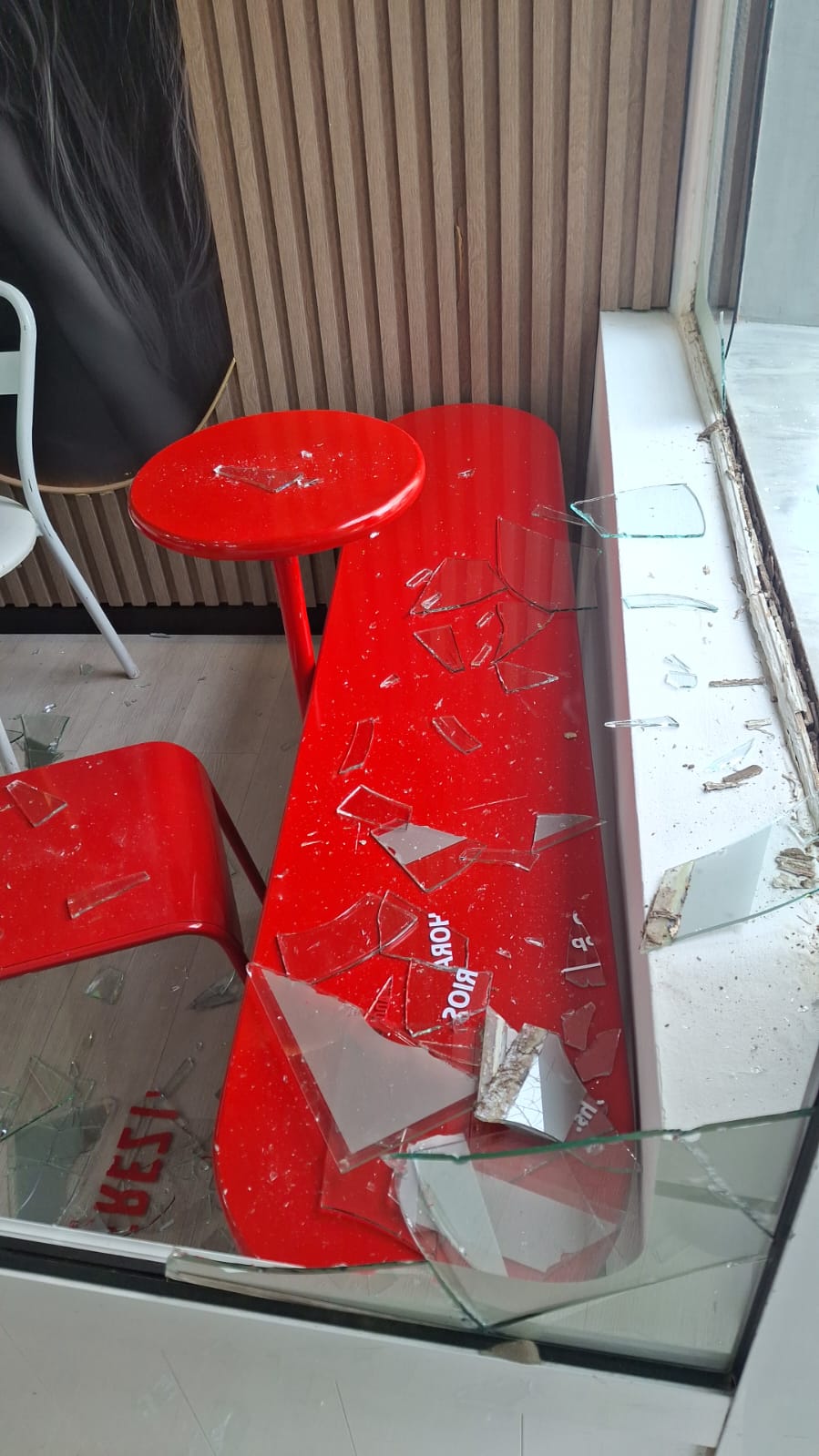 Tres aprehendidos tras violento episodio en una heladería de Villa Rosas