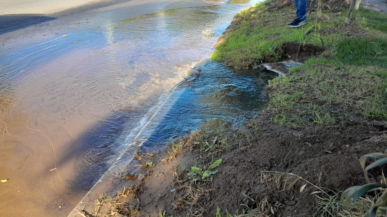Importante pérdida de agua en Donado al 1300