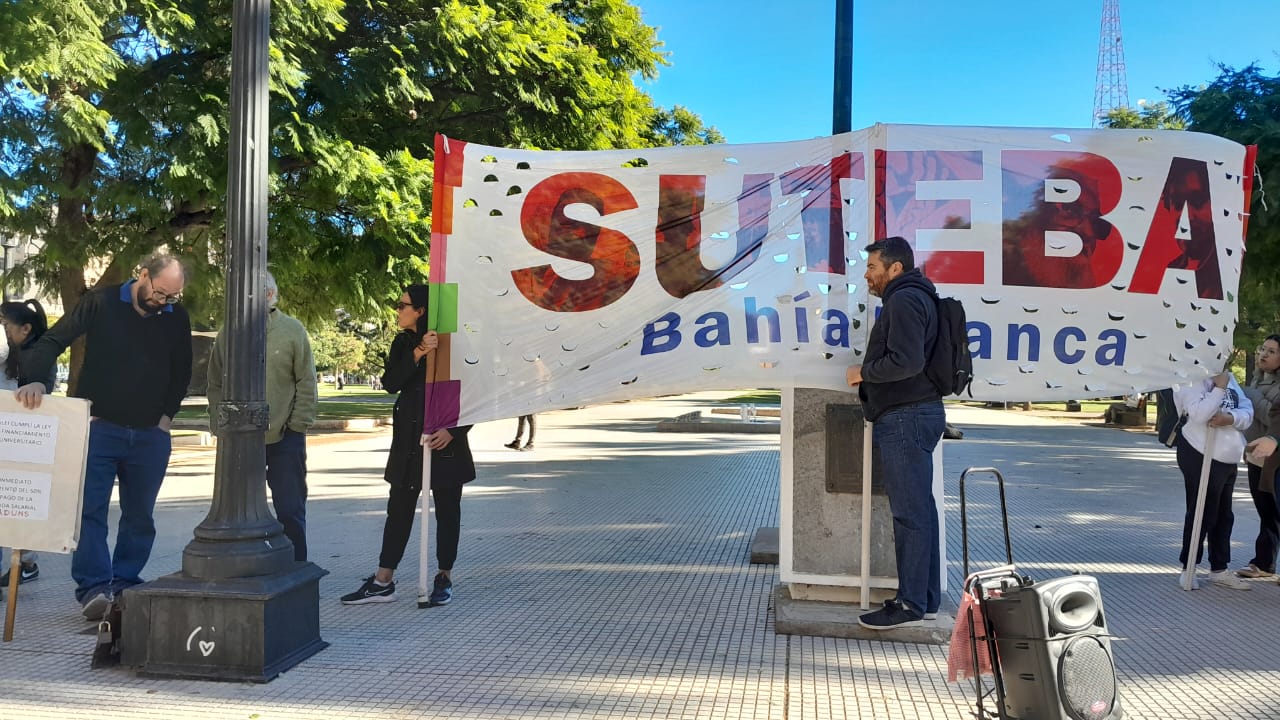 Docentes realizaron un nuevo reclamo de mejoras en la plaza Rivadavia