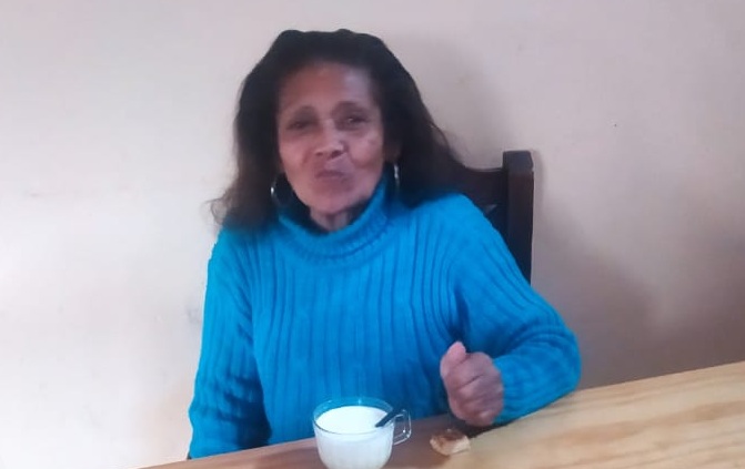 Buscan a una mujer que se fue de su casa y sufre Alzheimer