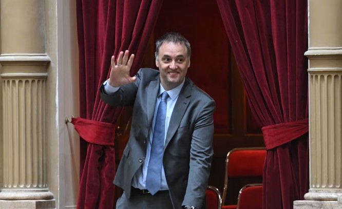 Manuel Adorni trabaja en el informe de gestión y analiza los tiempos para su regreso a las conferencias