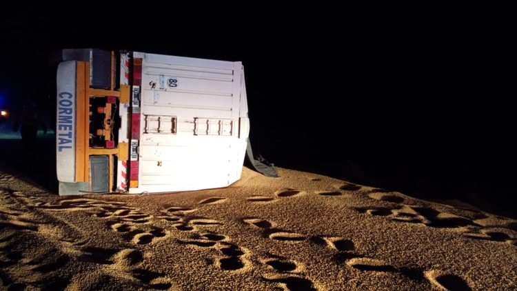 Vuelco de camión en la Ruta 51 movilizó a Bomberos de Cabildo y Saldungaray