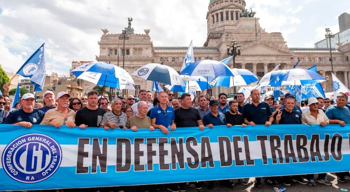 La Cámara del Trabajo revocó la cautelar que frenaba la reforma laboral y restableció la vigencia de 83 artículos