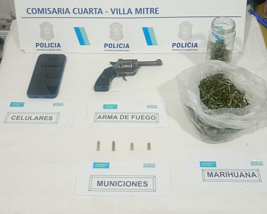 Dos allanamientos por alumno que llevó un arma a la escuela terminaron con un menor demorado