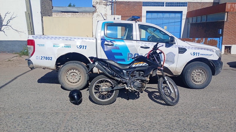 Persecución termina con el secuestro de una moto robada y un aprehendido