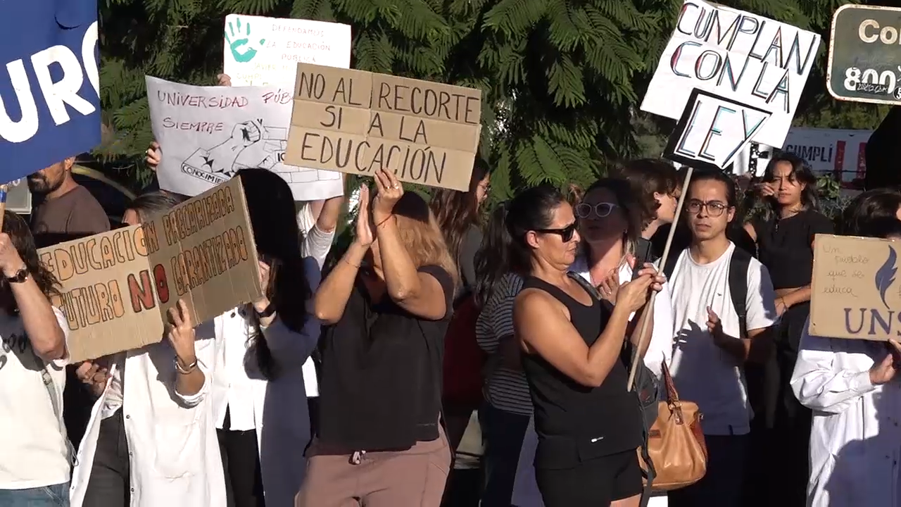 Docentes universitarios denuncian salarios “irrisorios” y apuntan contra el Gobierno en nueva protesta