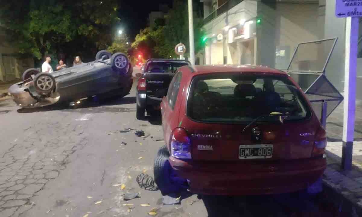 Volcó un auto tras chocar contra un vehículo estacionado en calle Caronti
