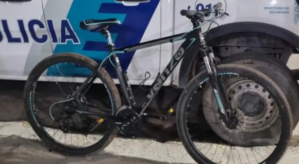 Dos personas detenidas por robar una bicicleta que estaba atada en la calle