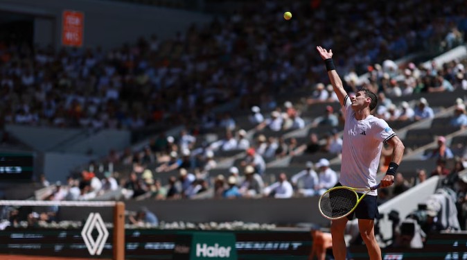Batacazo argentino en Roland Garros: Juan Manuel Cerúndolo aprovechó los problemas de Jannik Sinner y eliminó al 1° del mundo
