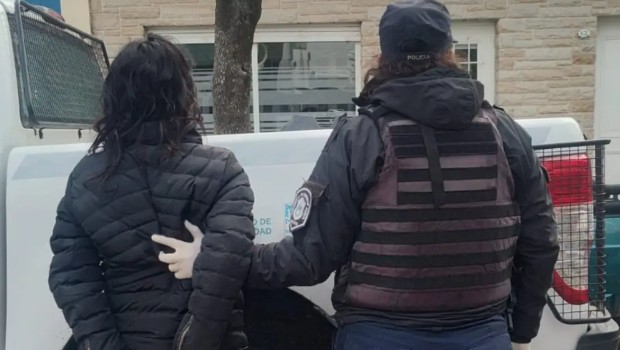 Una mujer fue detenida con un arma