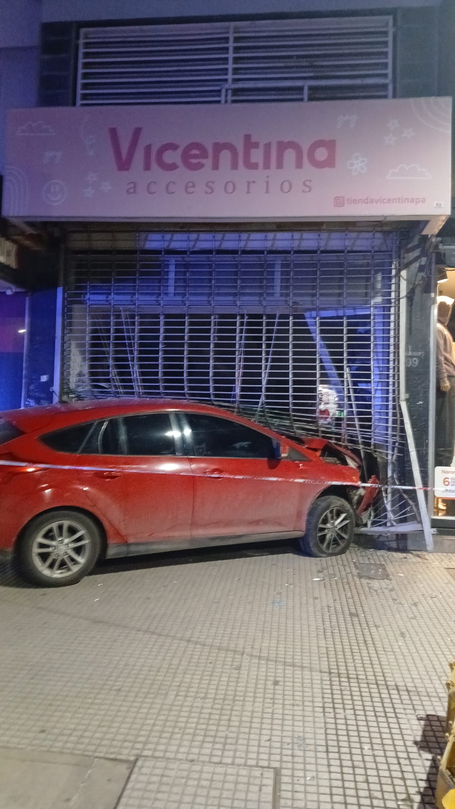 Impactó contra un local del microcentro: conducía alcoholizado y habría intentado evadir un control
