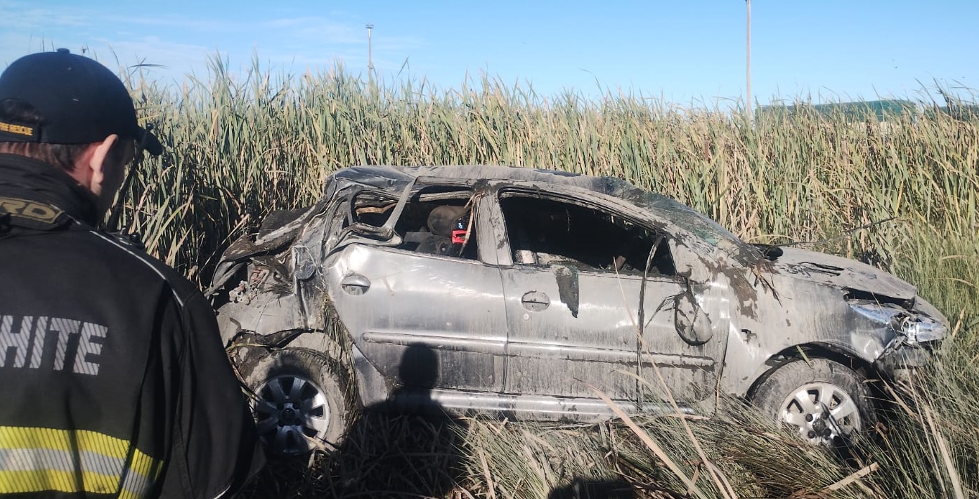 Robó un auto y lo volcó en la ruta