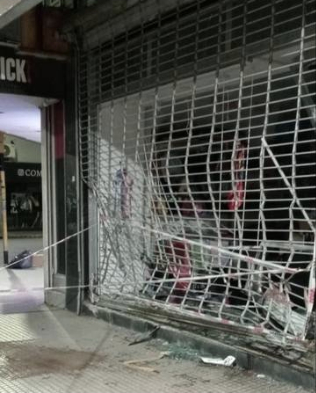 Impactó contra un local del microcentro: conducía alcoholizado y habría intentado evadir un control