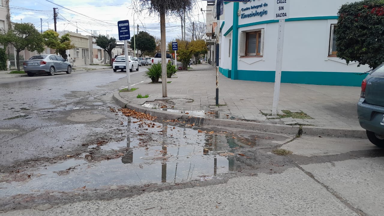 Vecinos reclaman por un desborde cloacal en Yrigoyen y Fuerte Argentino
